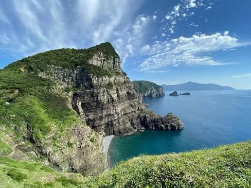 甑島・鹿島断崖クルーズの見どころ|高さ200mの奇岩を海から巡る
